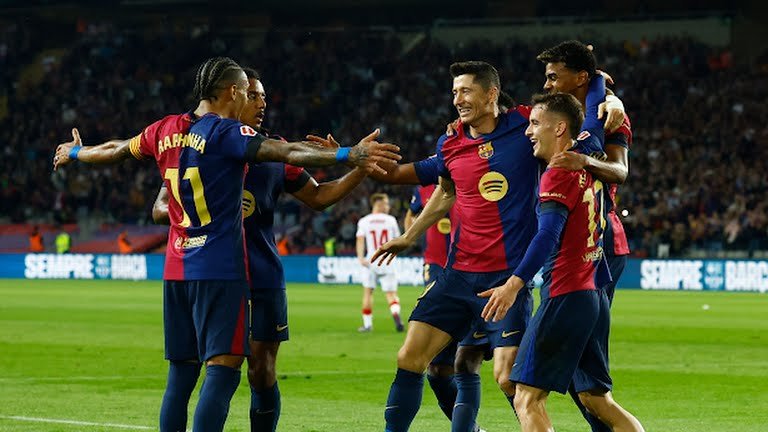 Barcelona thrashes Sevilla and maintains the lead in La Liga