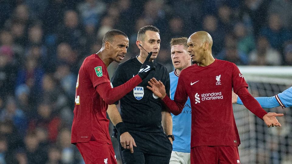 After insults against Liverpool and Klopp, English referee caught sniffing white powder