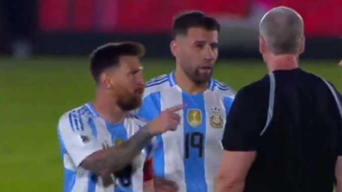 Messi angry with referee in Argentina's defeat