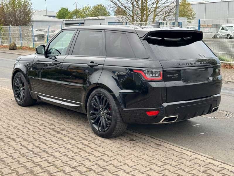 Arne Slot drives a Range Rover Sport