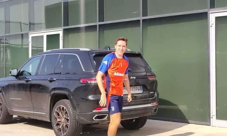 Federico Chiesa drives a Jeep Grand Cherokee