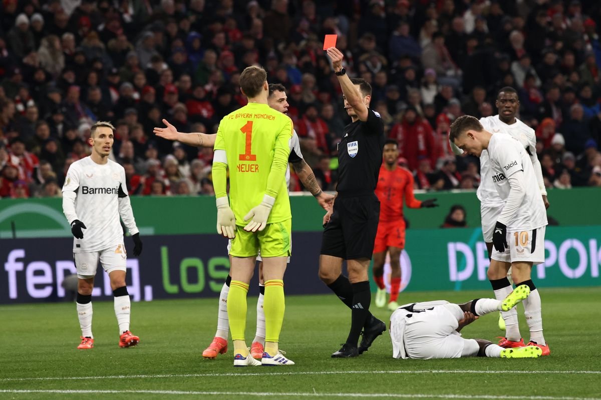 Neuer sent off for the first time in his career: "I already apologized..."