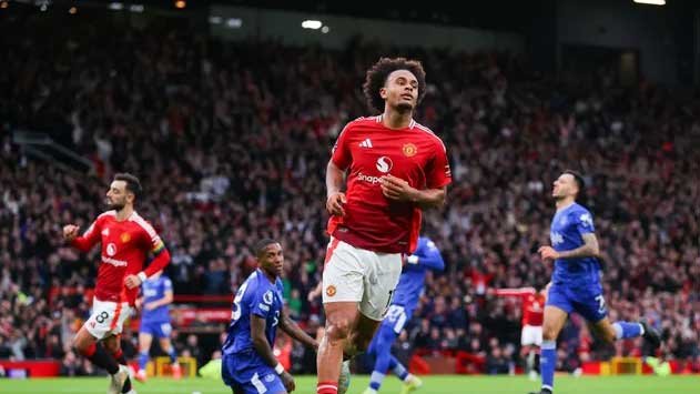 Manchester United thrash Everton in the Premier League