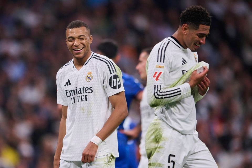 Ancelotti and the Frenchman's action against Getafe, when he asked his teammate to convert a penalty Kylian Mbappé was once again in the spotlight for Real Madrid at the weekend: he scored the 2-0 against Getafe, on matchday 15 of La Liga , having 'left' the ball for Jude Bellingham to score the first, from the penalty spot. It is worth remembering that the Frenchman had missed one against Liverpool , in the Champions League . Carlo Ancelotti, who spoke to the press to preview the game against Athletic Bilbao at San Mames, assured that Mbappé's decision during the game against Getafe, when he gave the penalty to Bellingham, was not due to a lack of confidence, but rather a gesture of altruism. The coach also said that the choice of who takes the penalties is between the players, in this case, Bellingham and Mbappé. “Tomorrow they will choose who will take the penalties. They will choose who is in the best position to take them, I don’t think that’s up for debate. Some people might see Mbappé’s penalty against Getafe as insecurity, but we see it as an altruistic act. For us, that’s very important and we value it a lot, because it means that an extraordinary talent, perhaps the greatest talent, is putting himself at the service of the team. It’s very important for the team and for the teammates. When there’s talent and altruism, it means we’re on the right track,” he said.